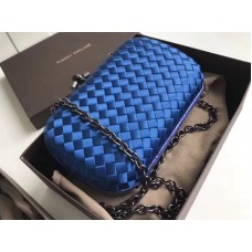 Kopertówka Bottega Veneta z węzłem w kolorze Boucher Intreccio Blue
