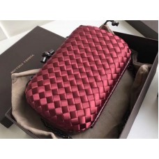 Kopertówka Bottega Veneta z węzłem w kolorze Boucher Intreccio Dark Red