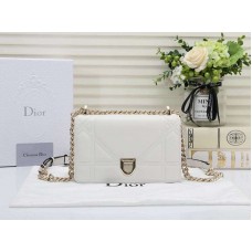 Dior Mała torebka Diorama Lambskin w kolorze białym d05264