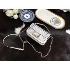 Torebka Fendi Small Baguette w kolorze PU White